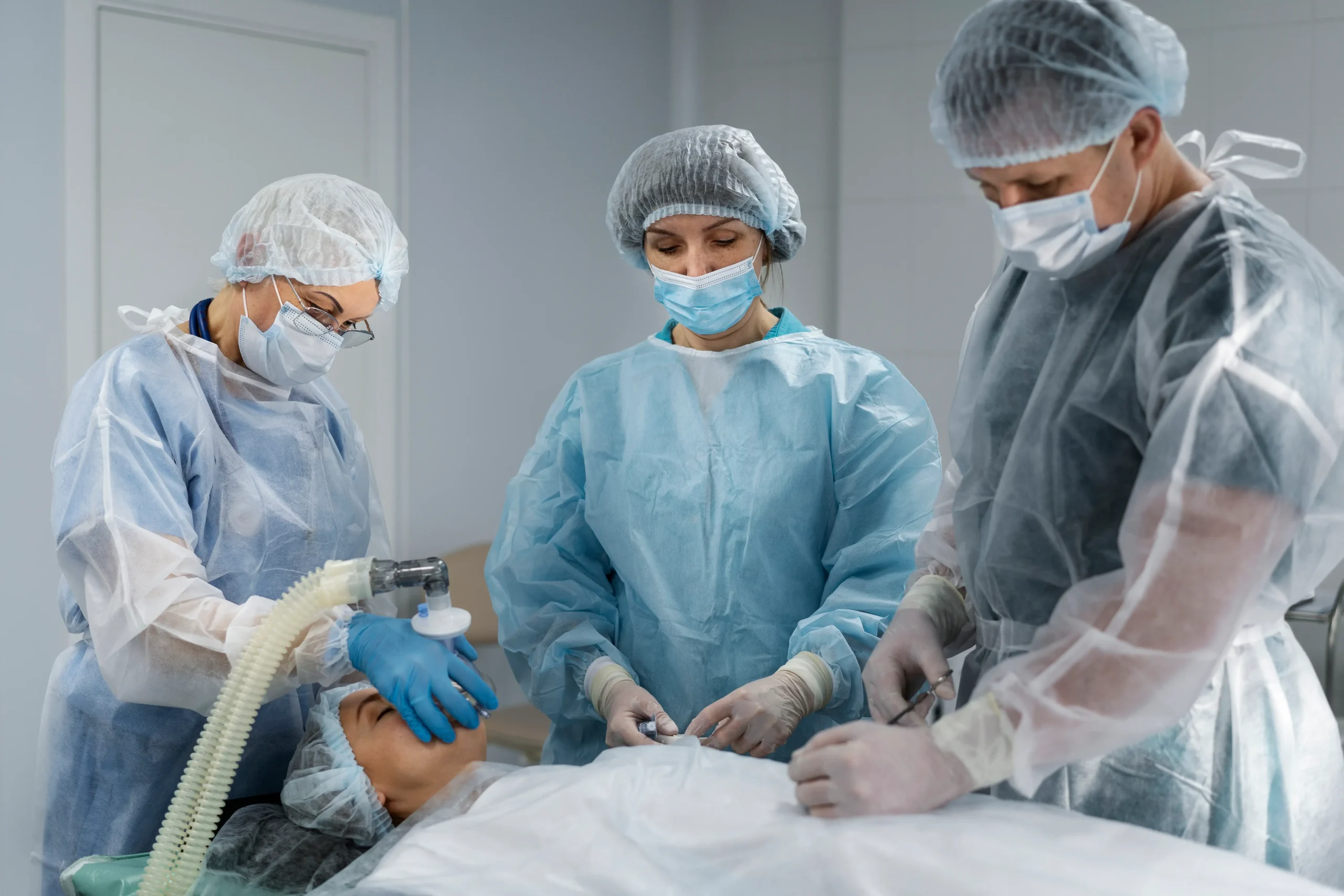 equipo-medico-con-el-paciente-en-la-sala-de-operaciones